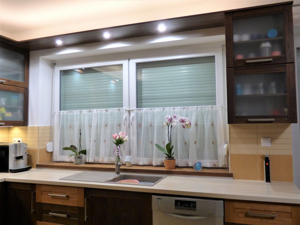 nagyméretű ablak a konyhában