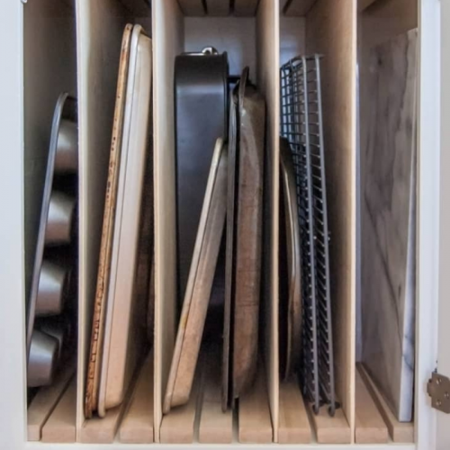 Forrás: https://www.apartmenttherapy.com/real-life-remodel-all-the-ways-hidden-cabinet-hacks-dramatically-increased-my-kitchen-storage