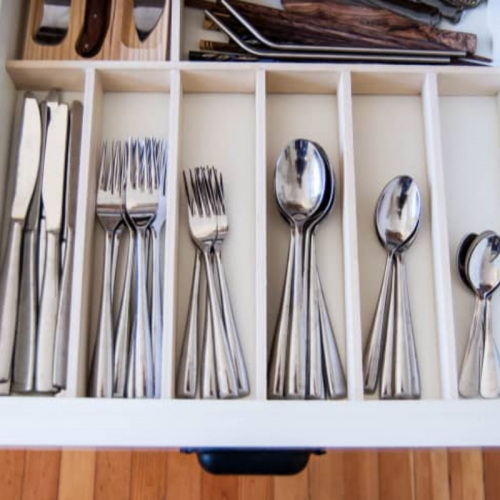 Forrás: https://www.apartmenttherapy.com/real-life-remodel-all-the-ways-hidden-cabinet-hacks-dramatically-increased-my-kitchen-storage-234828?utm_source=pinterest&utm_medium=social&utm_campaign=managed&crlt.pid=camp.71WC1OiIF5zd